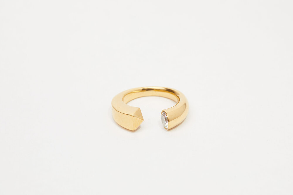 Bea Åkerlund x Klarna Unification Ring     Material : Gold Vermeil, Solid 925 Sterling Silver Plated with 18ct Gold   Stone : Single Crystal Cubic Zirconia Stone